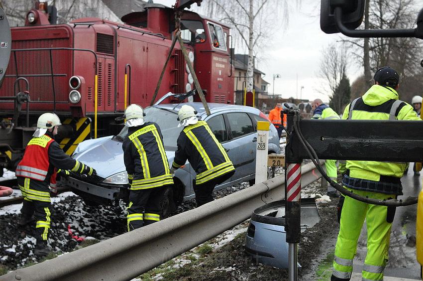 PKW gegen Zug Niederkassel Bingerstr P14.JPG